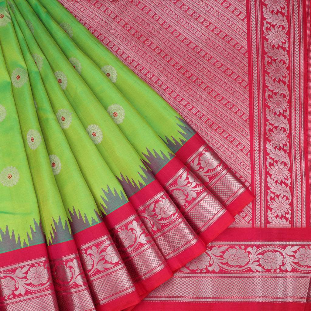 The Gadwal saree stands as an exquisite emblem of India’s weaving traditions